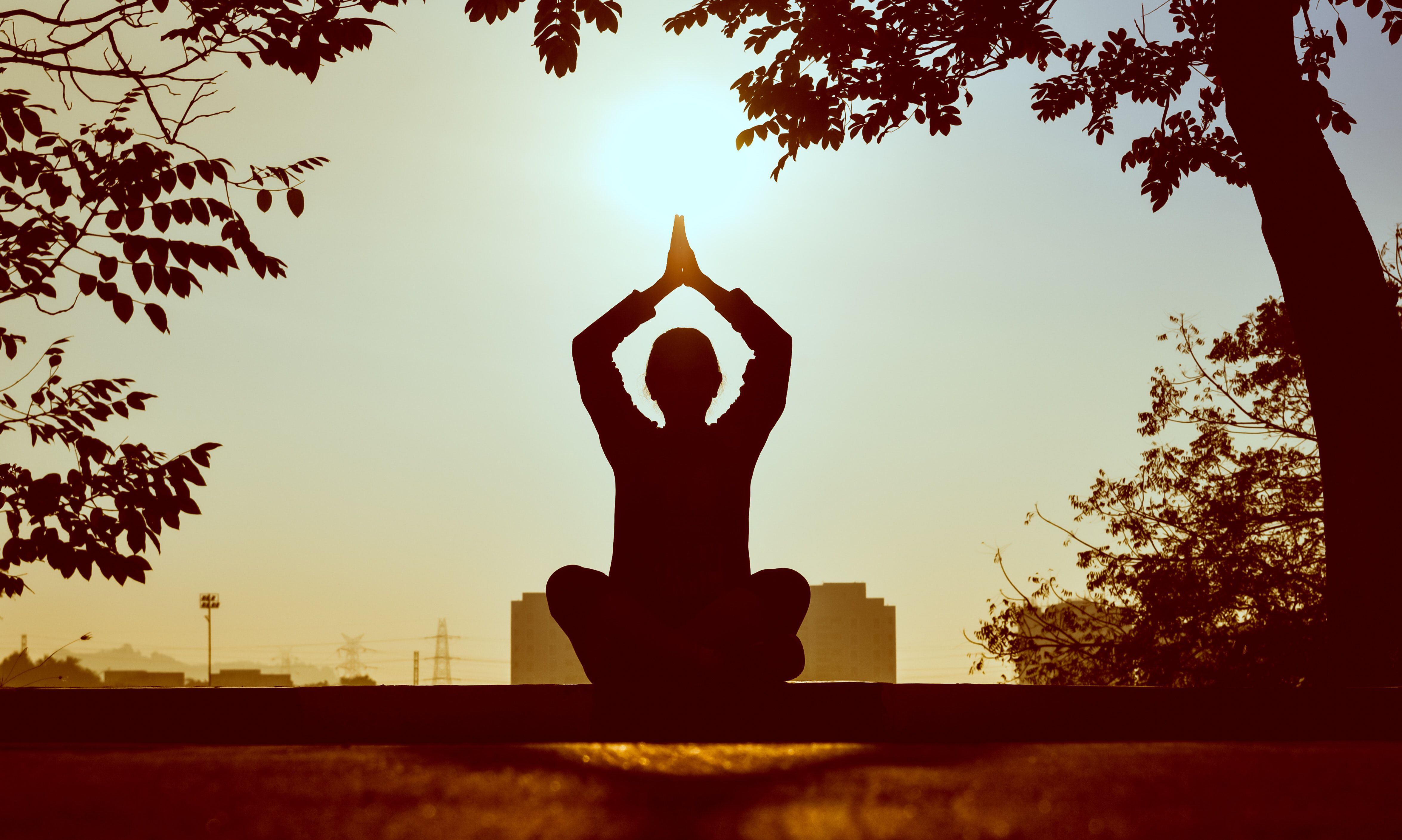 7 posturas de yoga para relaxar o corpo e a mente
