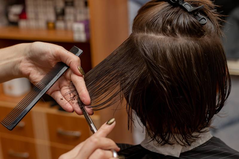 Cabeleireira mostra como um simples corte de cabelo pode fazer