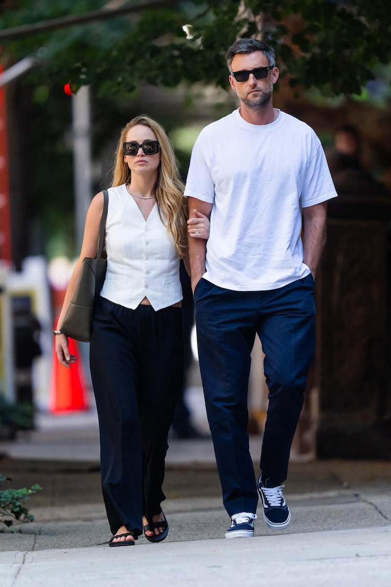 Jennifer Lawrence prova que os looks com sandálias esportivas podem ficar elegantes