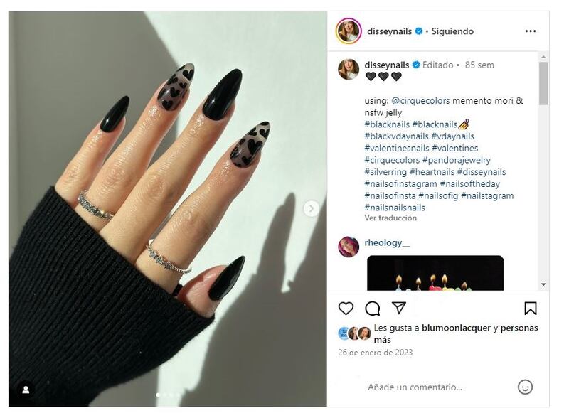 Las 'sheer black nails' son elegantes, lujosas e ideales para llevar en el otoño