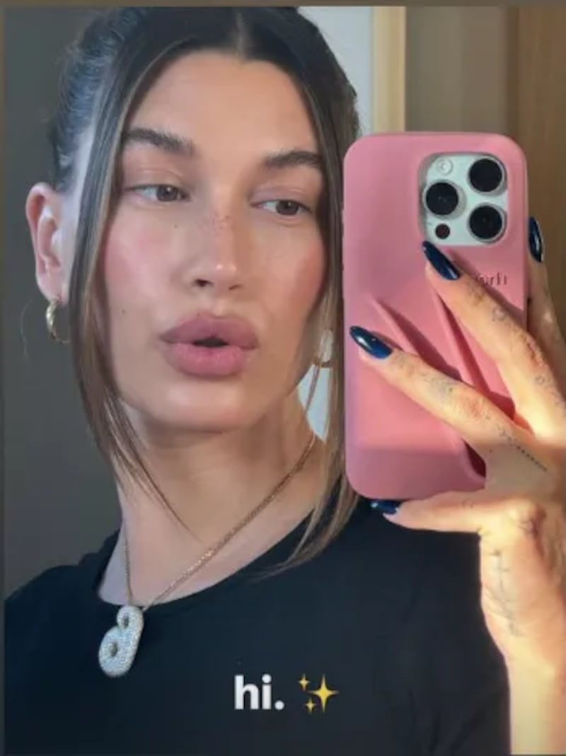 Hailey Bieber trouxe uma nova manicure inusitada para testarmos