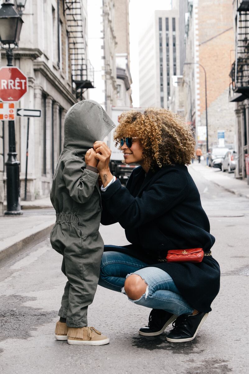 Madre apoyando a su hijo