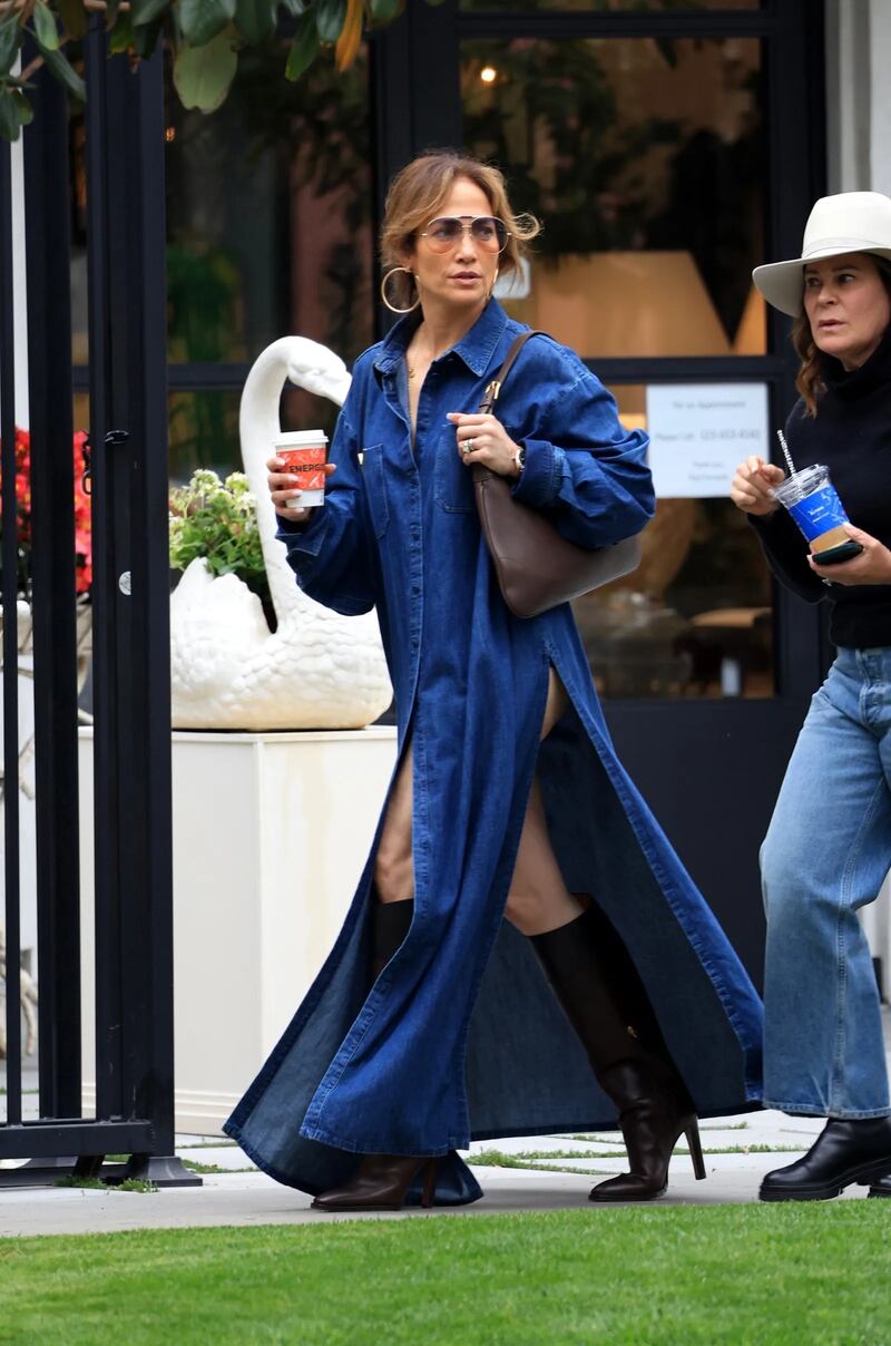 Jennifer Lopez revoluciona o look vestido e bota e você vai querer copiar para este inverno