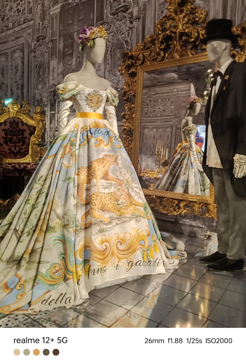 Homenaje a 'Il Gattopardo' de en la exposición de Dolce & Gabbana de Milán.  El celular realme 12 +5G aparte de nitidez, capta la paleta predominante en cada uno de los retratos de las piezas de moda.