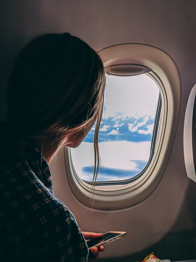Mulher se recusa a dar assento em avião para que bebê de mulher grávida pudesse ver o céu