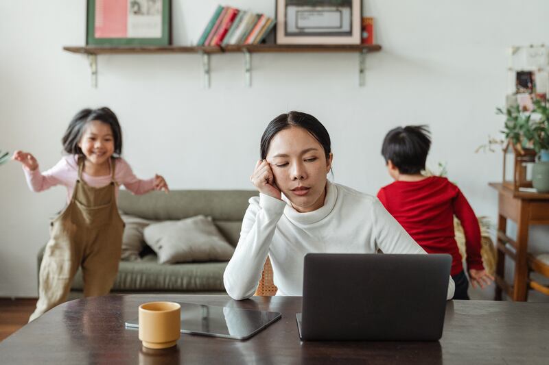Burnout Parental: psicólogo aponta os principais sinais e como lidar com esse problema que se tornou mais recorrente entre mães e pais