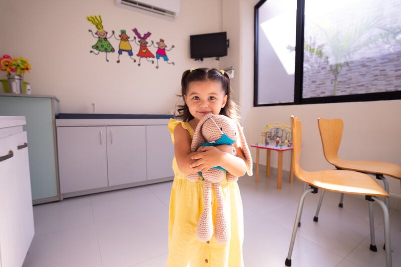 Niña abrazando peluche en aula de clases