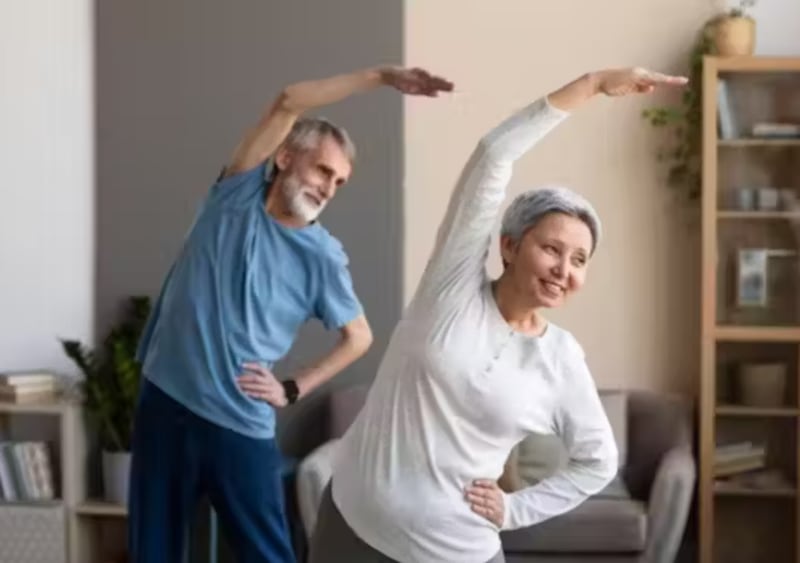O estudo descobriu que mesmo em idosos, o corpo continua seguindo padrões de movimento. Foto: Reprodução/Freepik
