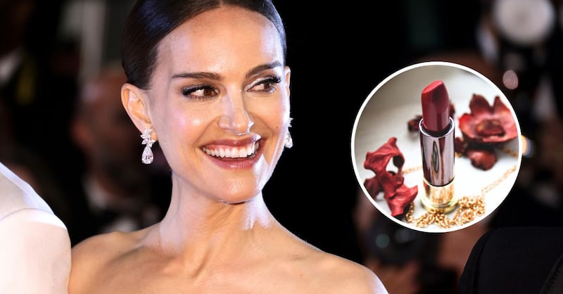 Natalie Portman tiene el color de labios que Carolina Herrera aplaudiría.