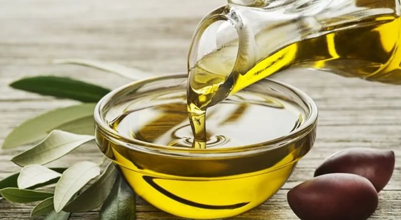 O azeite de oliva é bastante usado em diversas receitas e é uma ótima opção - EU Atleta — Foto: Divulgação/Getty images