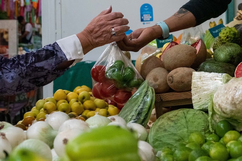 Una persona necesita dos mil 298 pesos mensuales para comprar una casta básica de alimentos.