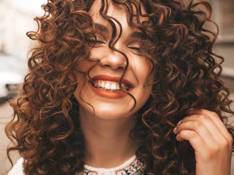 Poderoso óleo essencial para eliminar o frizz e ter cabelos longos em 7 dias