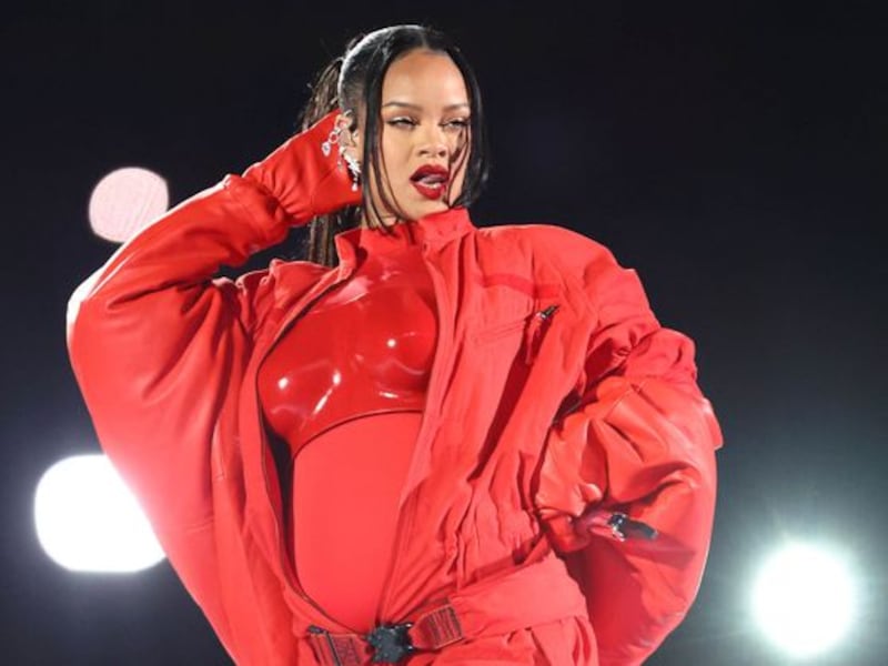 Gravidez, propaganda de make e segredos do look: veja os principais pontos do show de Rihanna no Super Bowl