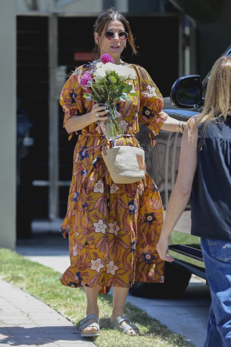 Sandra Bullock escolhe sapato confortável para look aos 59 anos