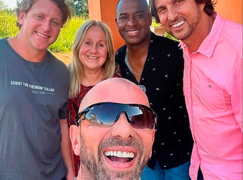 Sérgio Hondjakoo em foto com a mãe, amigos e o ex-Polegar Rafael Ilha, que ajudou na sua internação