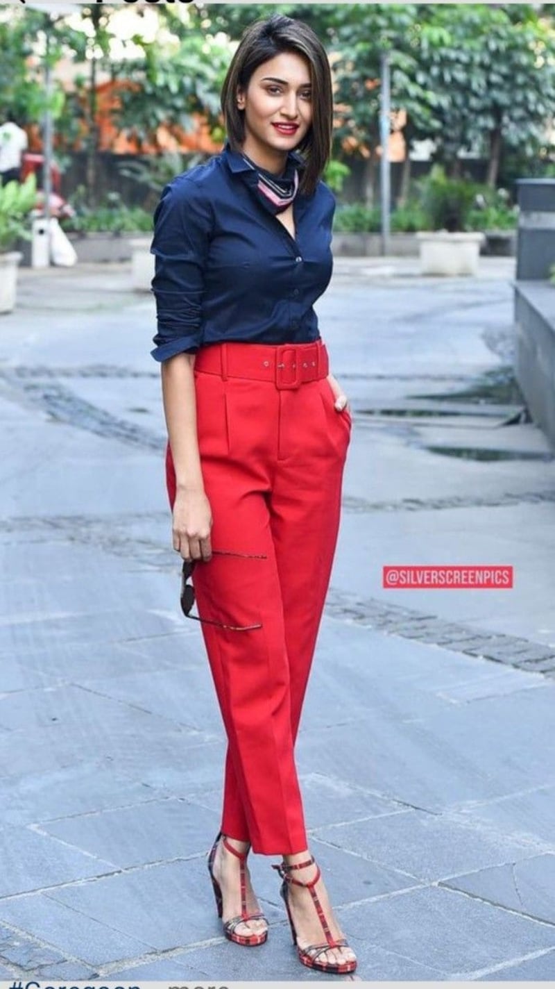 Tendencia en pantalones rojos con camisas