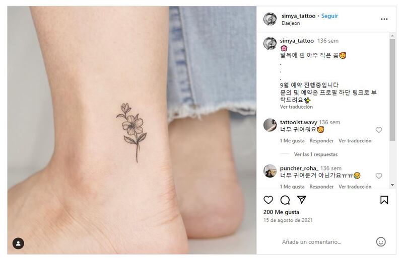Los tatuajes de flor minimalista actualmente gozan de gran popularidad