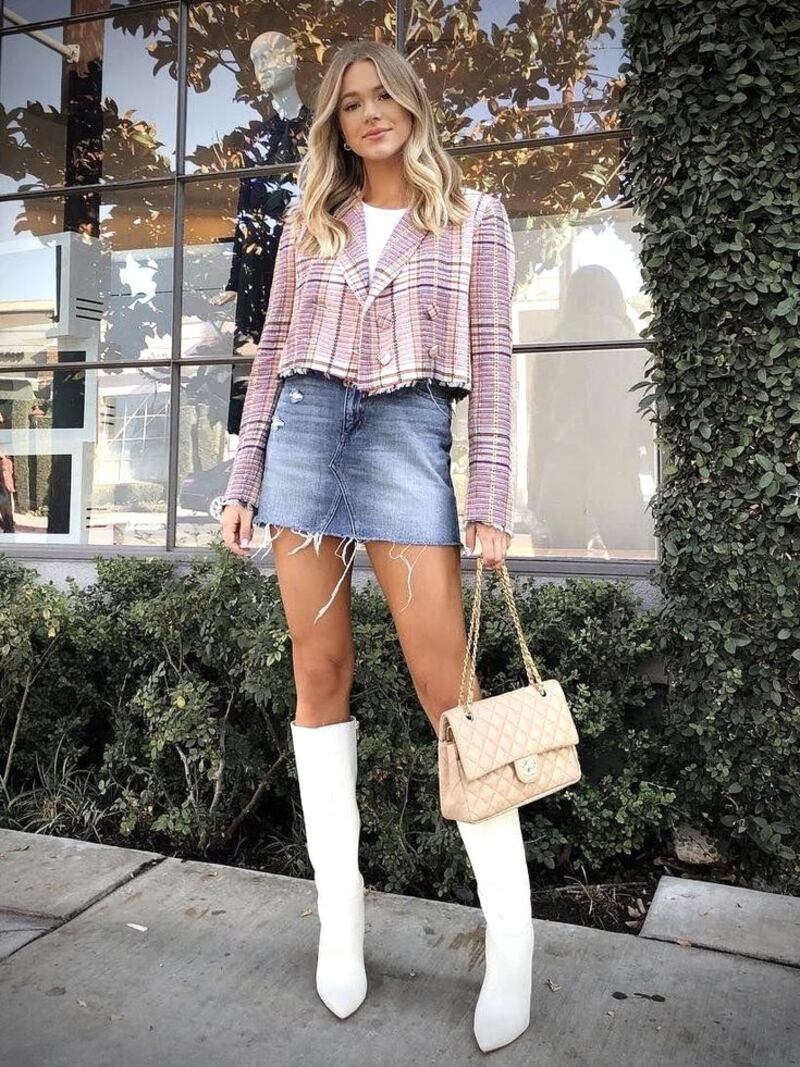 Tendencia de minifalda de mezclilla y botas para primavera