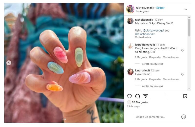 La manicura tropical es perfecta para lucir en la etapa culminante del verano