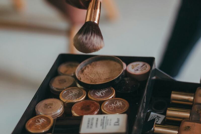 El lavado de las brochas de maquillaje debe hacerse de forma regular para evitar problemas de salud