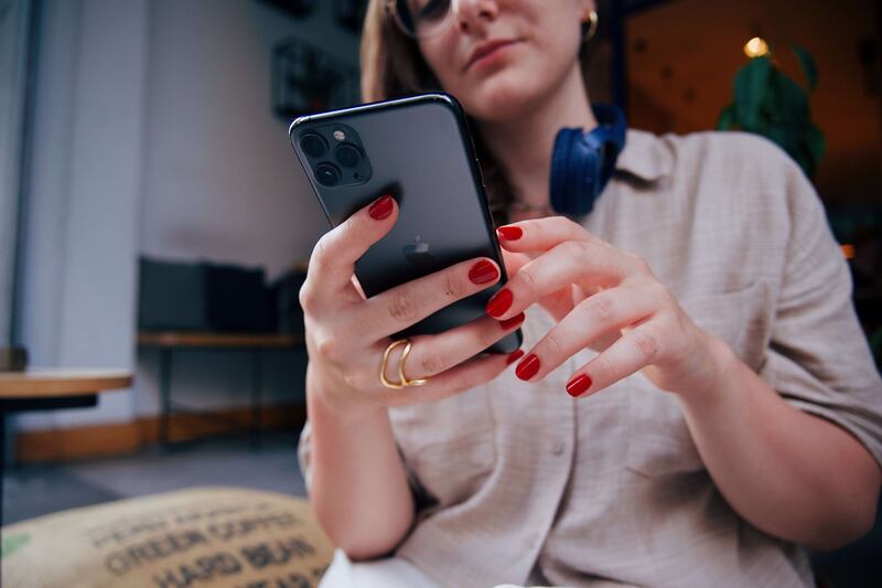 La manicura roja es ideal para mujeres sofisticadas y seguras