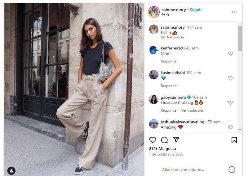 Un pantalón con tenis es un look sencillo muy elegante