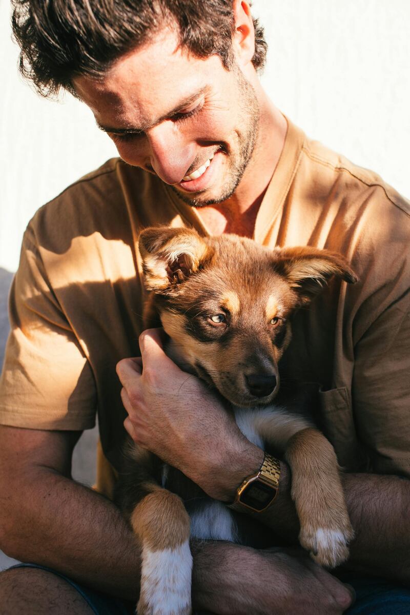 Hombre junto a su perro