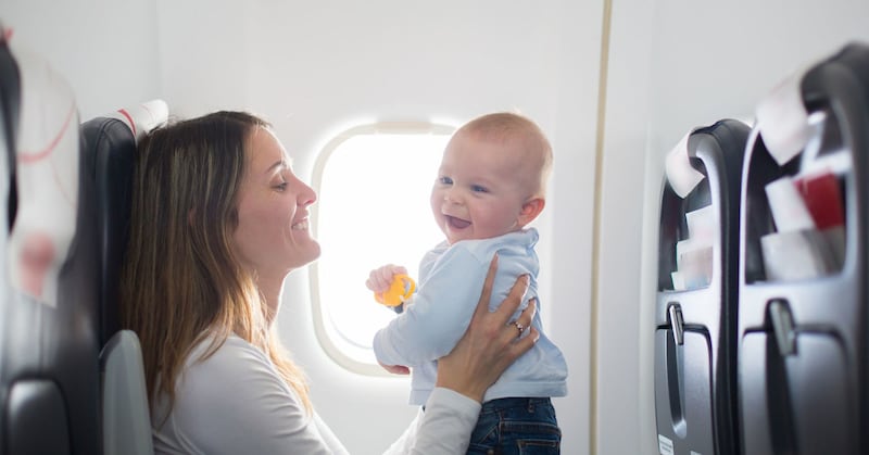 Viagem de avião com recém-nascidos: aqui está tudo o que você precisa saber