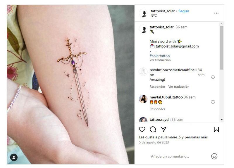 Los tatuajes de espada están creciendo en popularidad por su significado