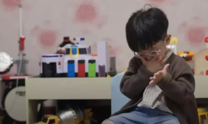 El niño coreano no pudo evitar llorar ante su situación