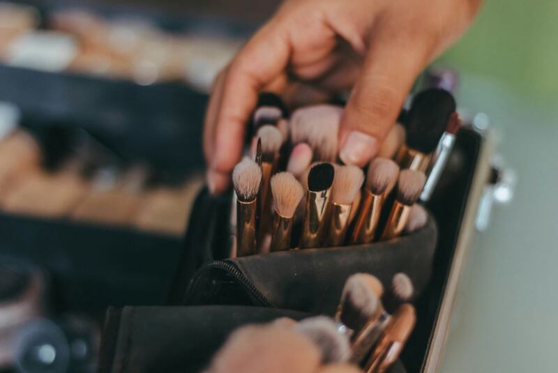 El lavado de las brochas de maquillaje debe hacerse de forma regular para evitar problemas de salud